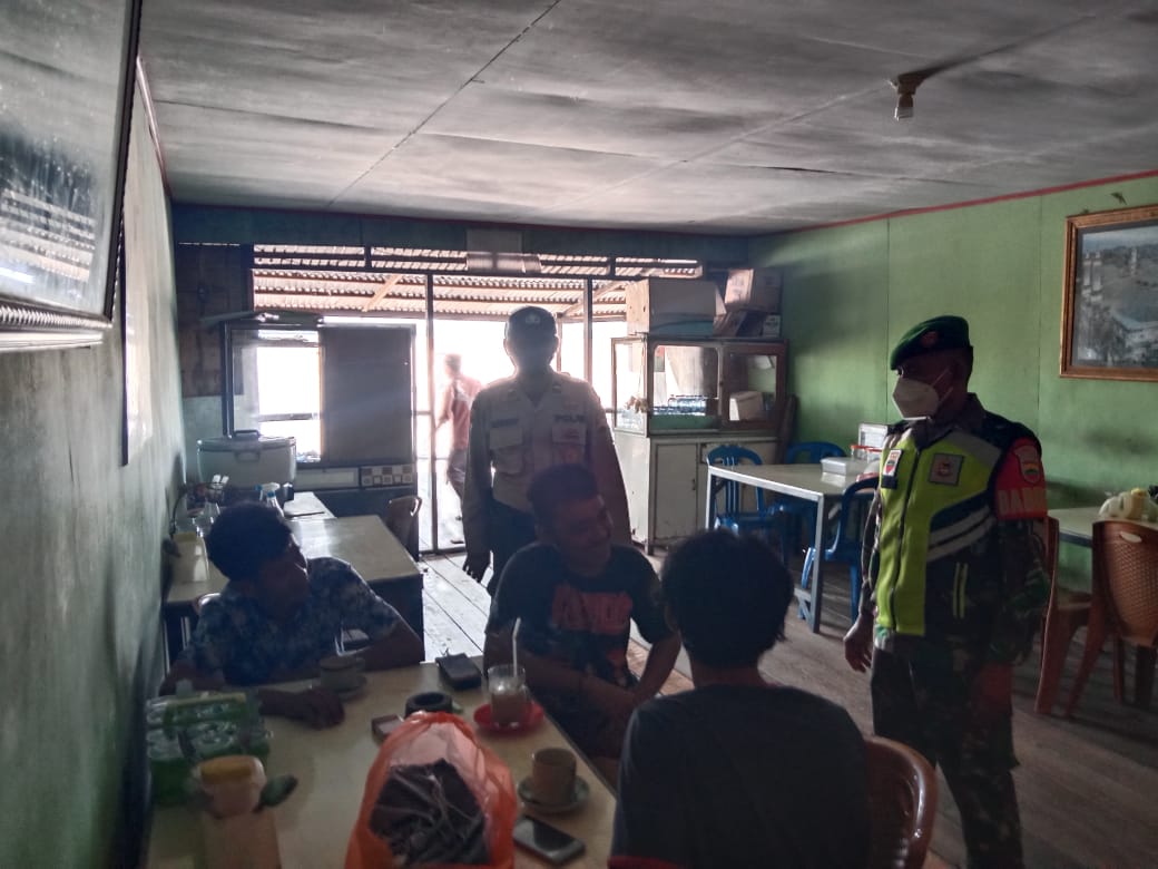 Babinsa dan Bhabinkamtibmas Himbau Warga Untuk Patuhi Protokol Kesehatan di Sapat