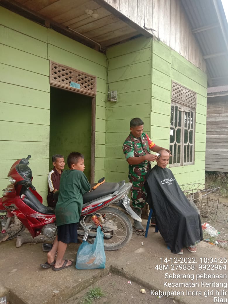 Babinsa Peduli Dengan Kebersihan dan Kerapian Warganya Dengan Cara Membantu Memotong Rambut Warga Desa Binaannya