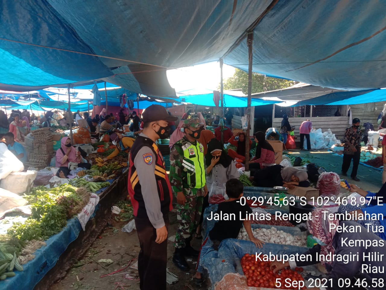 Berkesinambungan, Babinsa 03/Tempuling dan Bhabinkamtibmas Himbau Pengunjung Pasar Terapkan Protkes