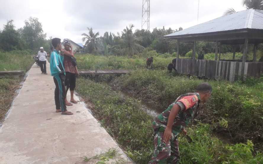 Babinsa Koramil 04/Kuindra Lakukan Goro di Pemakaman Umum Bersama Masyarakat