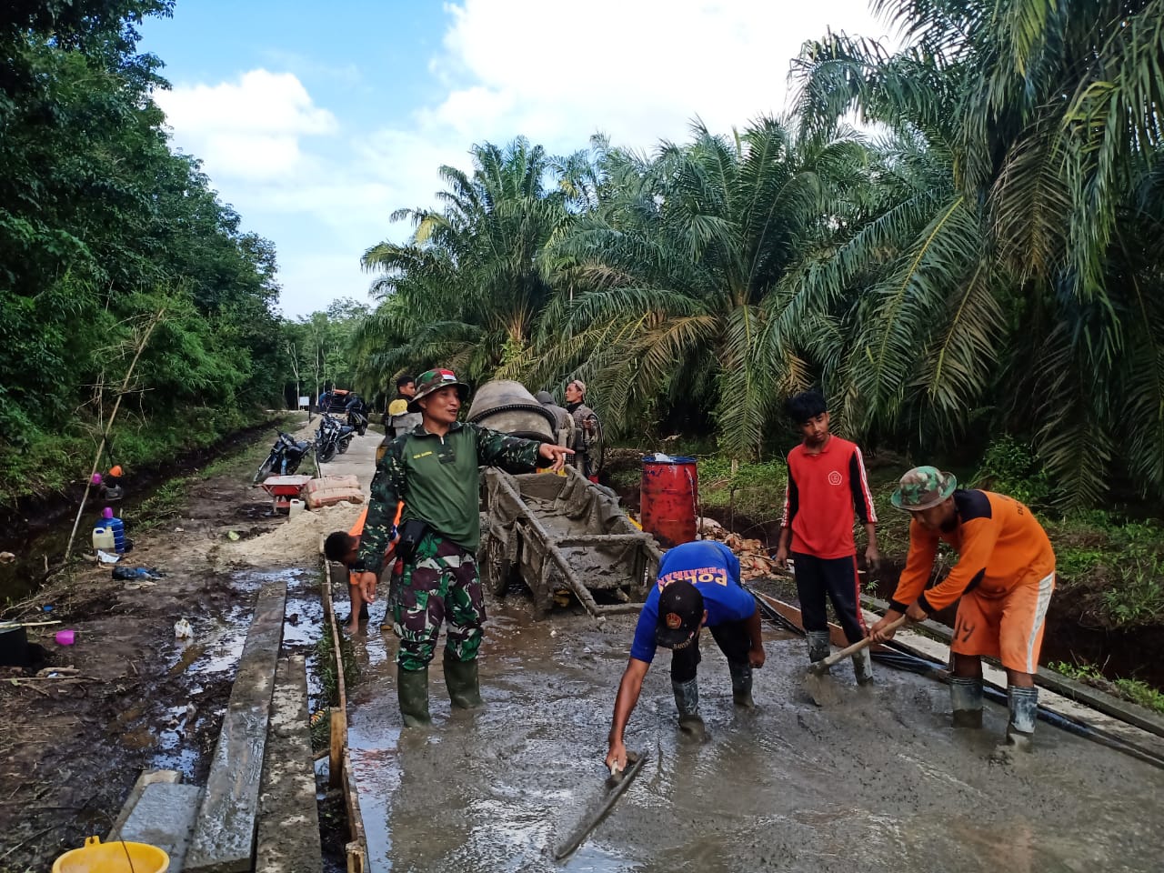 Warga Desa Temiang Trengginas Kerja Bakti Bareng TNI di Lokasi TMMD