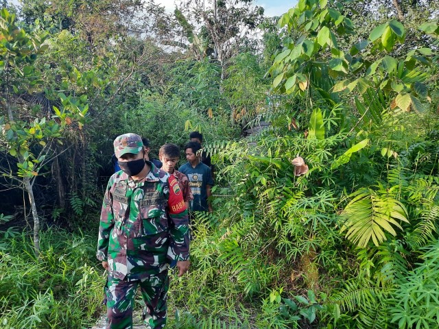 Babinsa 03/Tempuling Aktif Laksanakan Patroli Pencegahan Karhutla di Bayas Jaya