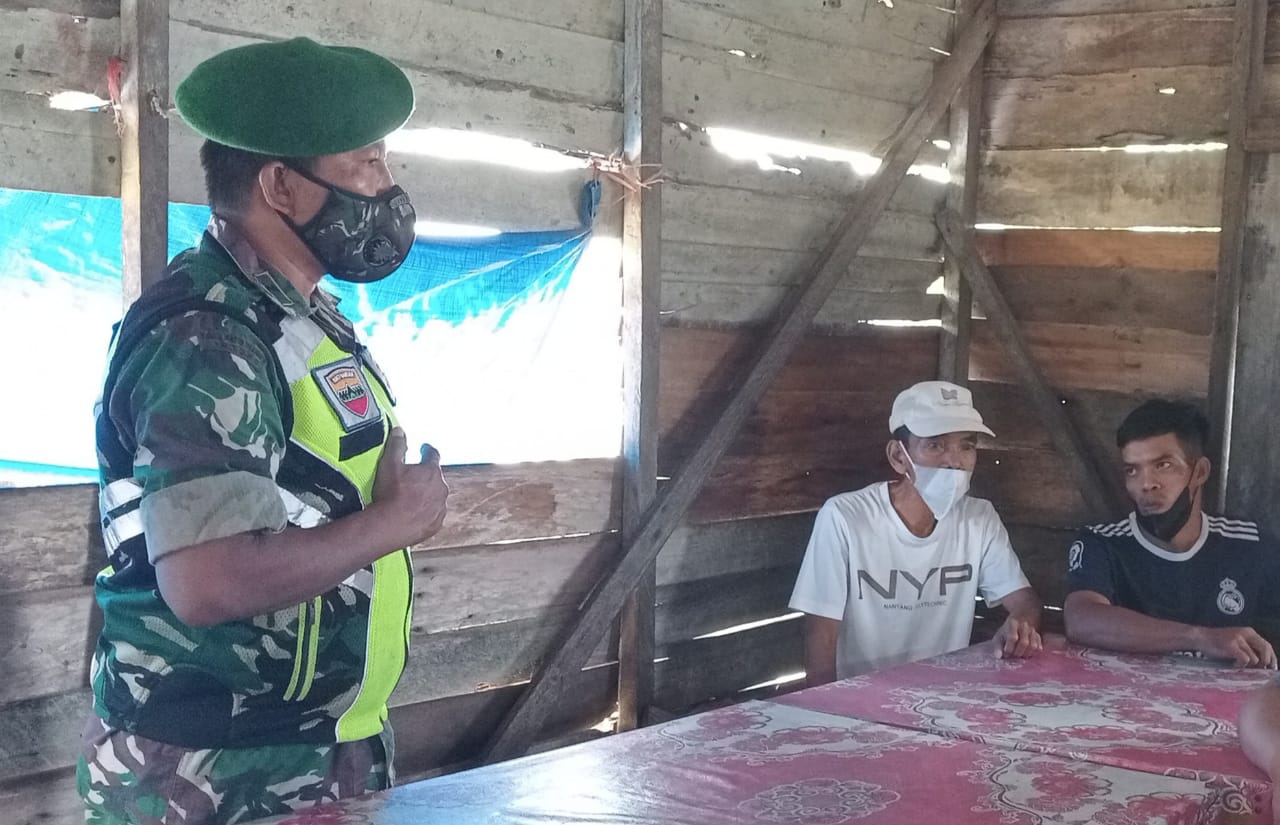 Penegakan Prokes Oleh Anggota Koramil 04/Kuindra di Daerah Binaan