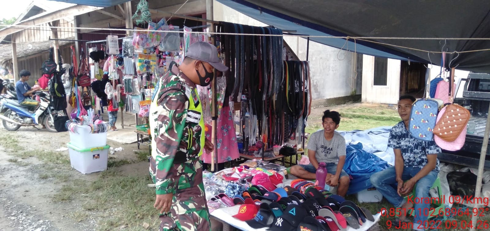 Babinsa Koramil 09/Kemuning Laksanakan Pendisiplinan Prokes di Pasar Tradisional Desa Sekayan