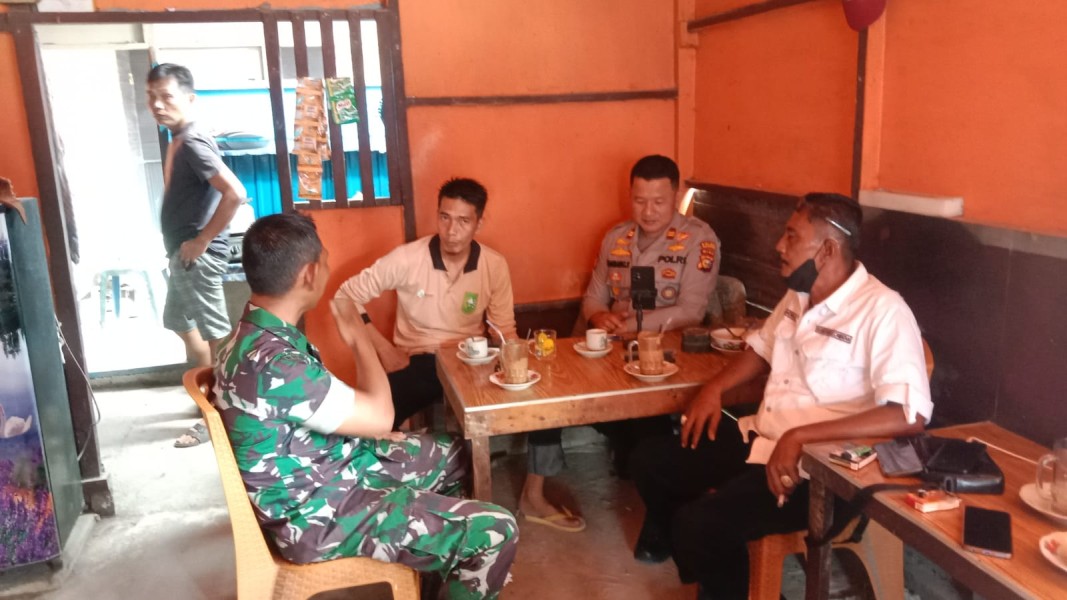 Kerjasama Terus Dilakukan Babinsa Koramil 07/Reteh Bersama Warga Dalam Kegiatan Pengawasan