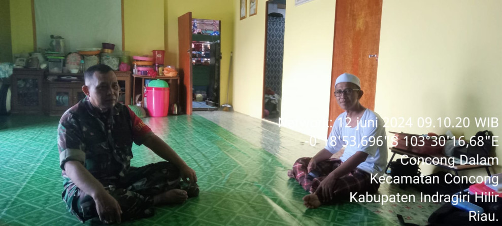 Babinsa Koramil 04/Kuindra Saling Bertukar Informasi Terkait Situasi di Desa Melalui Komsos