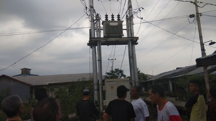 Gardu Listrik di Jalan Bandes Kecamatan Tanah Merah Meledak