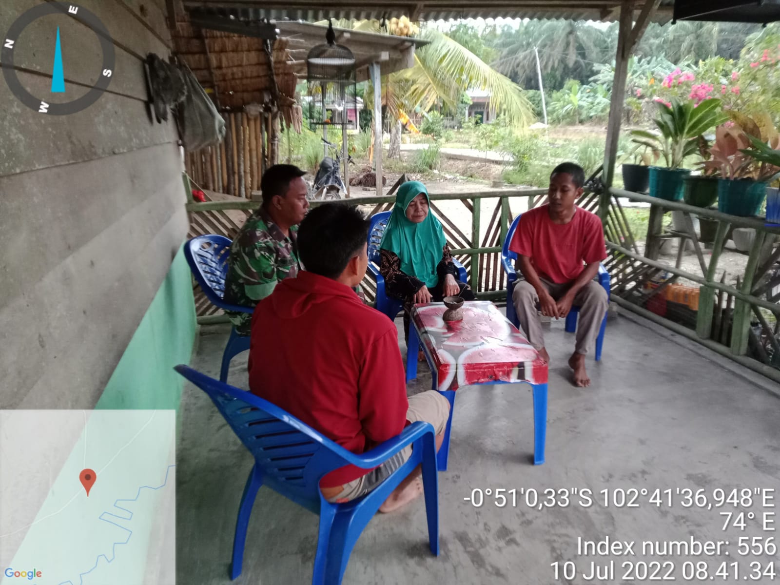 Babinsa Koramil 09/Kemuning, Serka M. Ridwan Aktifkan Komsos Bersama Masyarakat Setempat