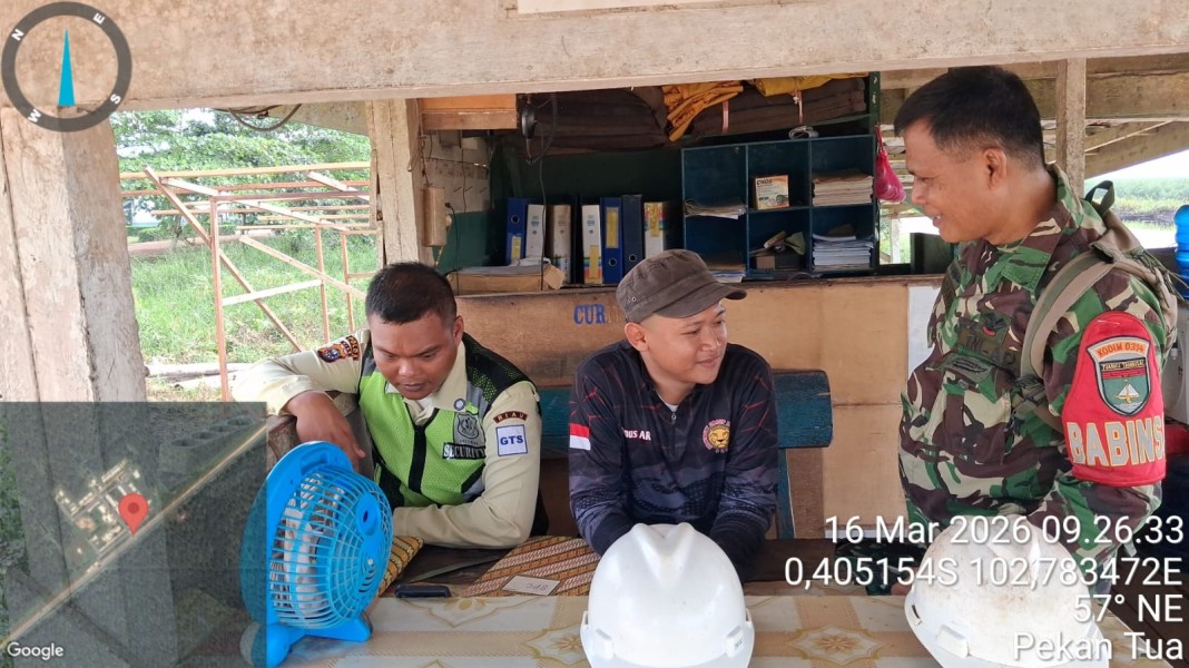 Babinsa Serma Damrianto Jalin Komsos Dengan Security PT. SRL Desa Pekan Tua