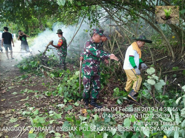 Koramil 03/Siak Kodim 0303/Bengkalis Laksanakan Goto Bersama Masyarakat Bantaran Sungai Siak