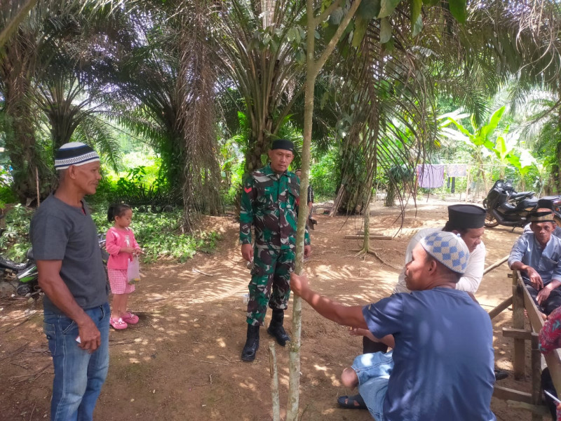 Babinsa Koramil 09/Kemuning Gelar Komsos, Tingkatkan Kesadaran Masyarakat