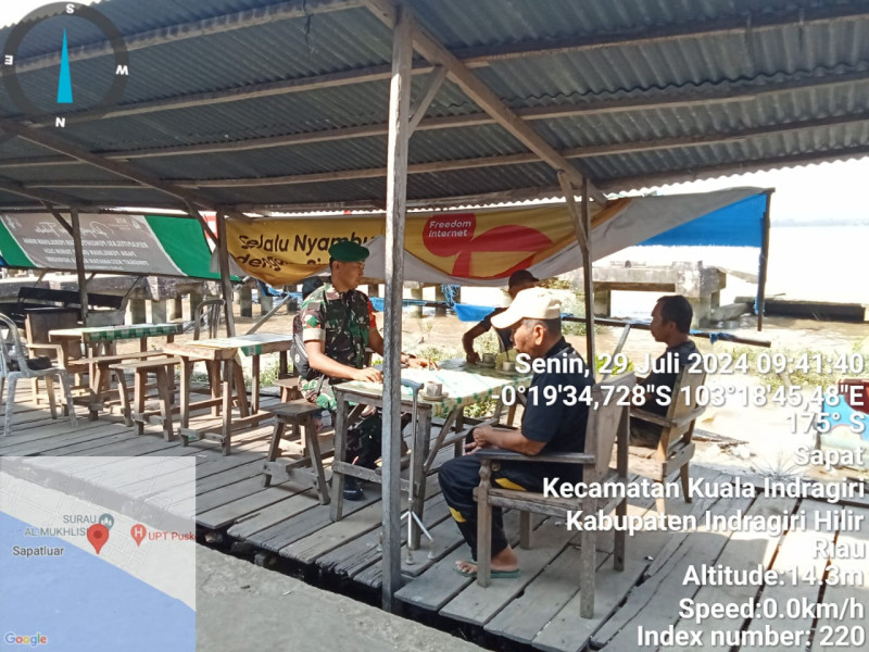 Jelang Hari Kemerdekaan, Babinsa Koramil 04/Kuindra Himbau Masyarakat Untuk Pasang Umbul-umbul