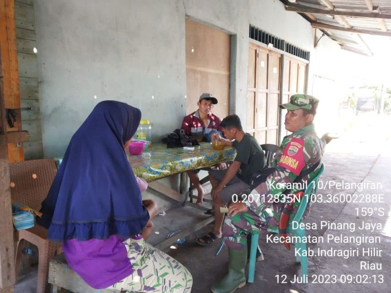 Babinsa Koramil 10/Pelangiran Terus Laksanakan Komsos Guna Jalin Kedekatan Dengan Warga