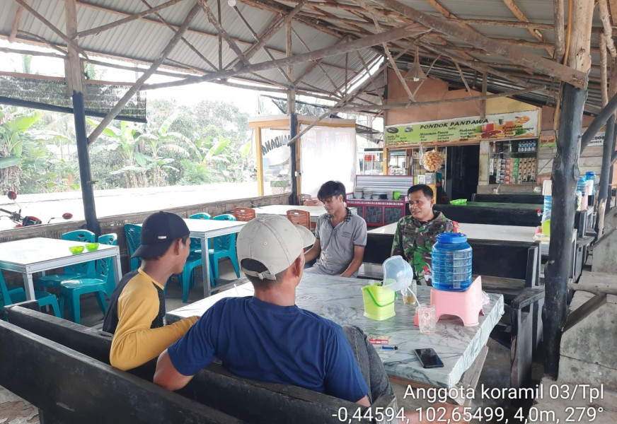 Babinsa 03/Tpl Serma Damrianto Laksanakan Komsos Dengan Pemuda Di Wilayah Binaan