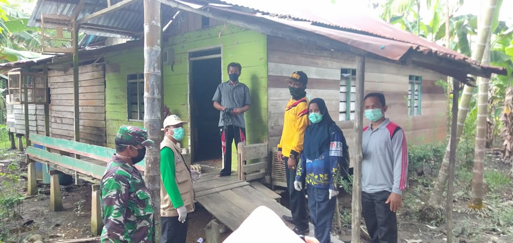 Koramil 09/Kemuning Bantu Salurkan Bantuan untuk Warga Terdampak Covid-19 di Desa Nusantara Jaya