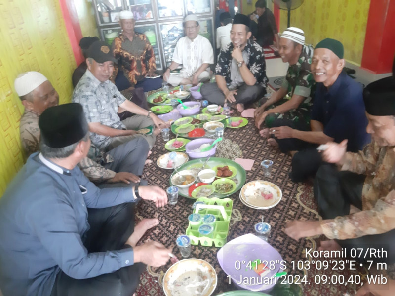 Dalam Rangka Menyambut Tahun Baru, Koramil 07/Reteh, Serda Ramli Bersama Tokoh Masyarakat Laksanakan Doa Bersama