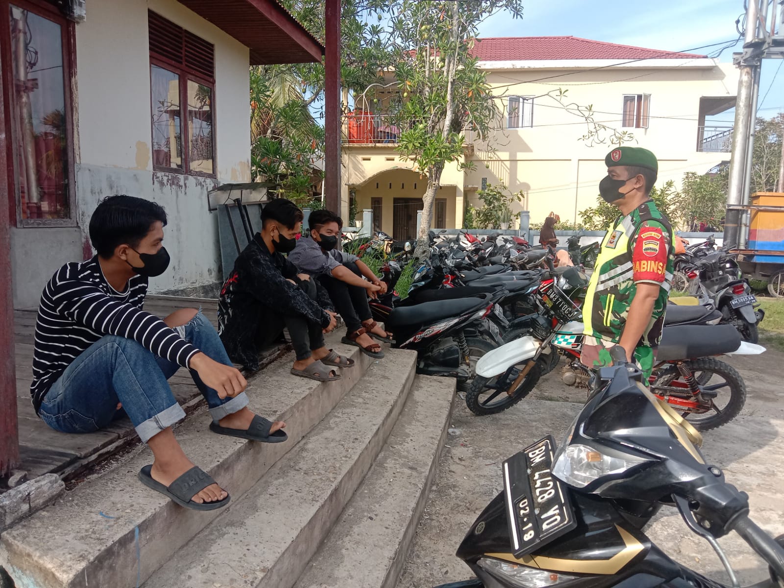 Himbauan Terkait Penerapan Prokes Oleh Anggota Koramil 04/Kuindra di Wilayah