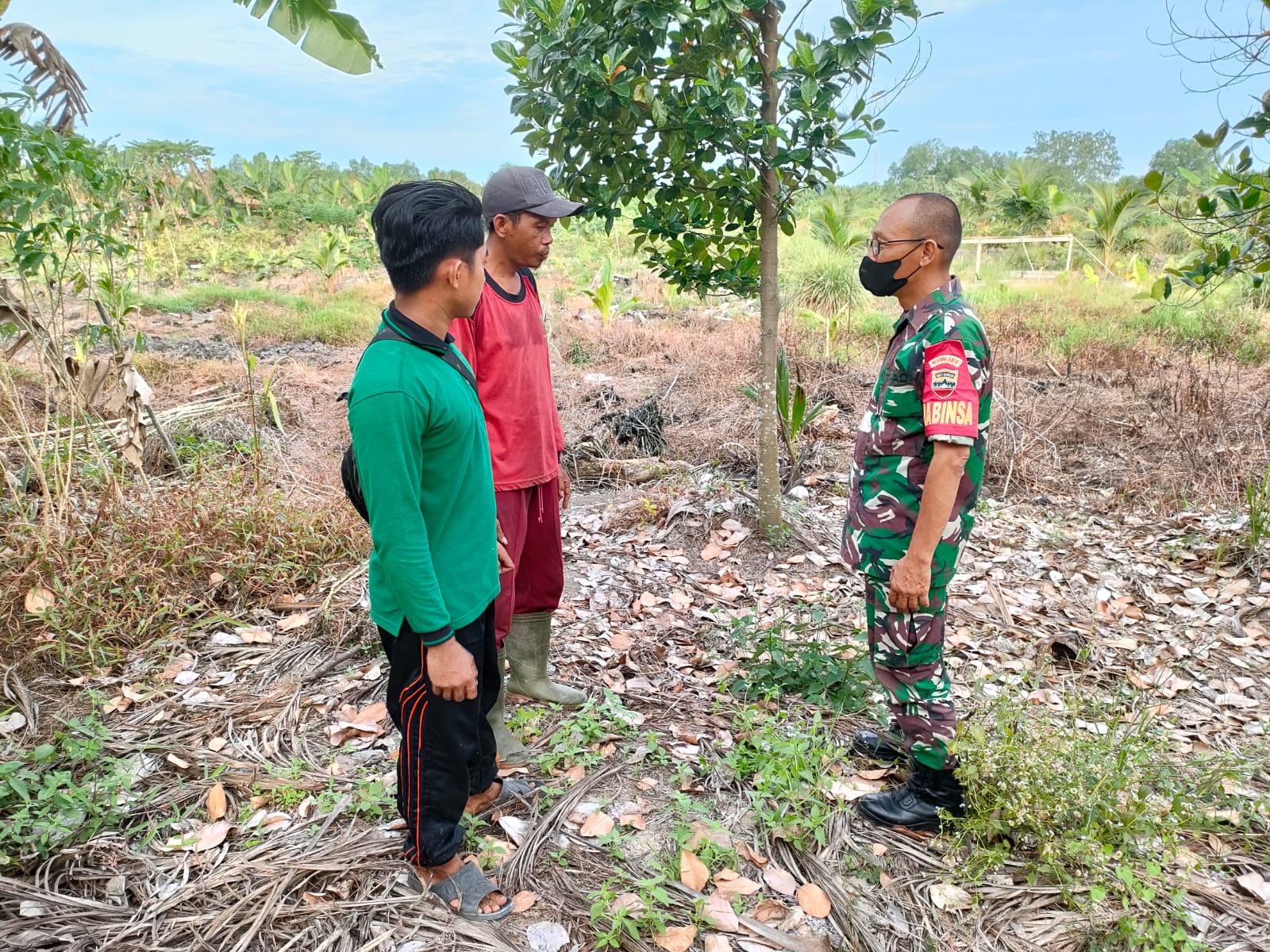 Pencegahan Karhutla Oleh Babinsa Koramil 04/Kuindra Bersama Masyarakat