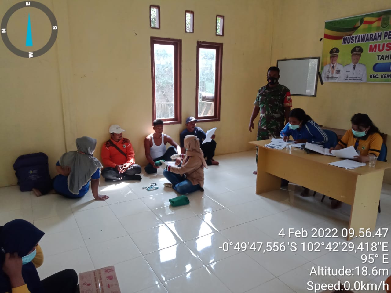 Babinsa Koramil 09/Kemuning Bantu Percepat Vaksinasi di UPT Puskesmas Keritang Hulu