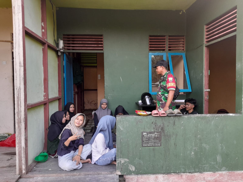 Babinsa 05/Gas Serda Ricky Melakukan Komunikasi Sosial Bersama Mahasiswa KKN