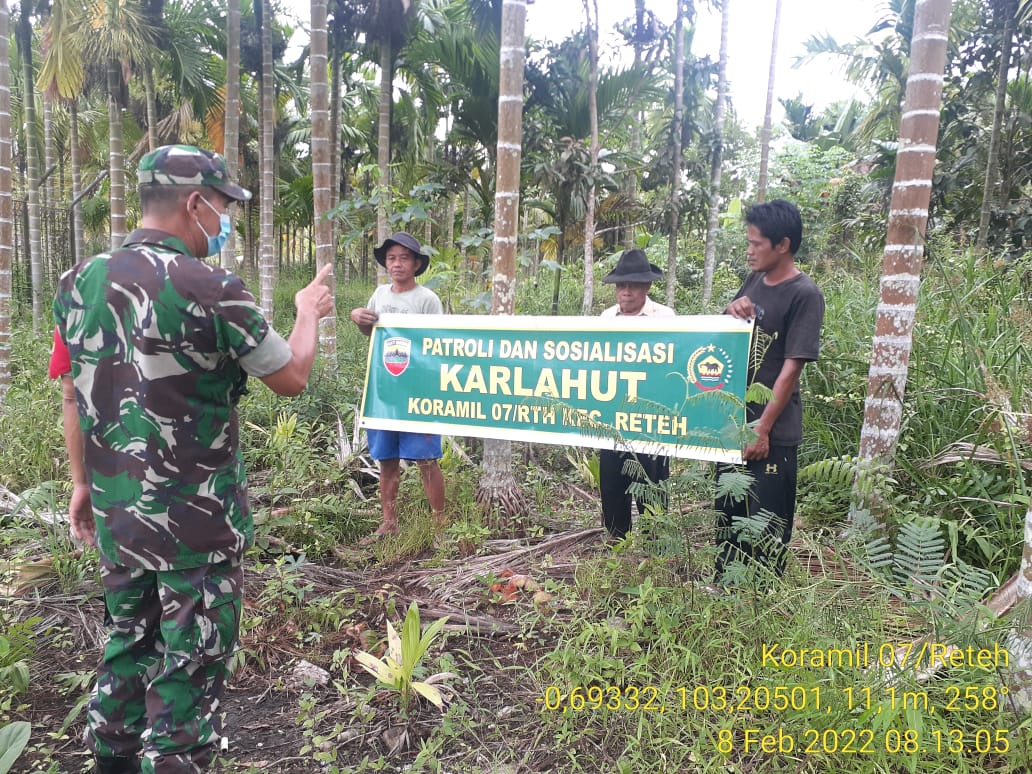 Patroli dan Sosialisasi Rutin Karhutla Oleh Babinsa Koramil 07/Reteh