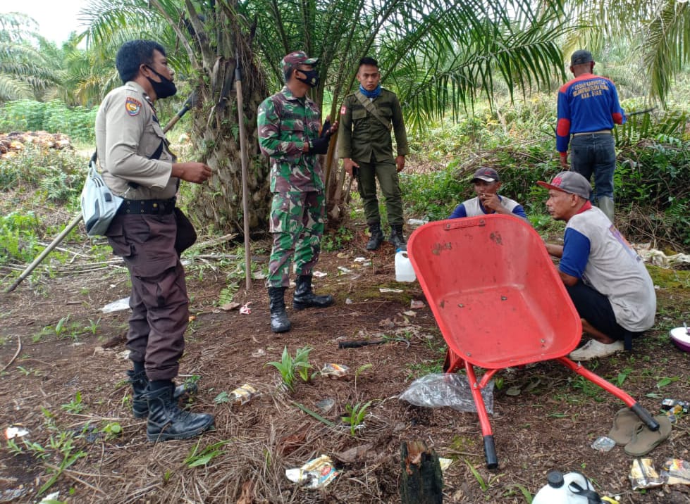 Serda JM. Simatupang Laksanakan Patroli Dan Komsos Dengan Petani Tentang Bahaya Karhutla