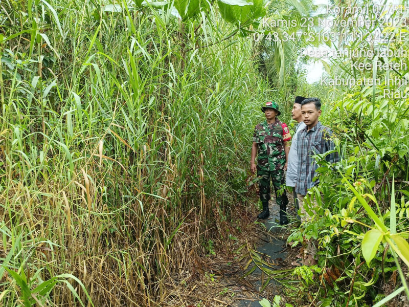 Babinsa Koramil 07/Reteh Bersama Masyarakat Telusuri Hutan dan Lahan Di Lingkungan