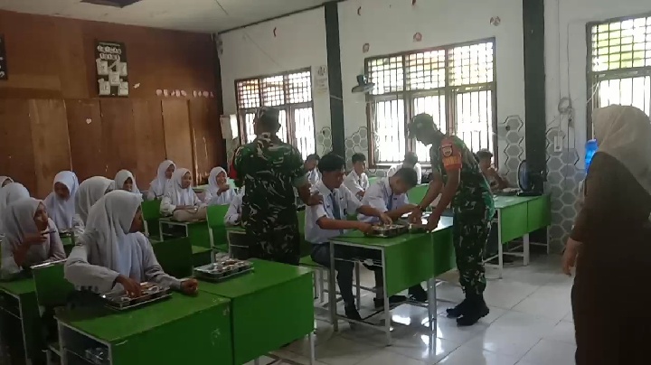 Babinsa Koramil 09/Kmg Bantu Pendampingan Kepada Tim SPPG Dalam Pemberian MBG