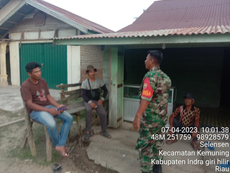 Silaturahmi Yang Baik Kepada Warga Melalui Komsos Babinsa Koramil 09/Kemuning