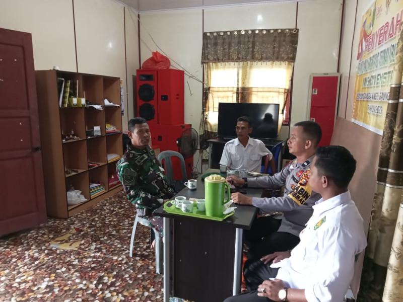 Babinsa Koramil 05/Gas Serka Nawawi Laksanakan Komsos Bersama Apdes Jadikan Hubungan Kerja Semakin Solid