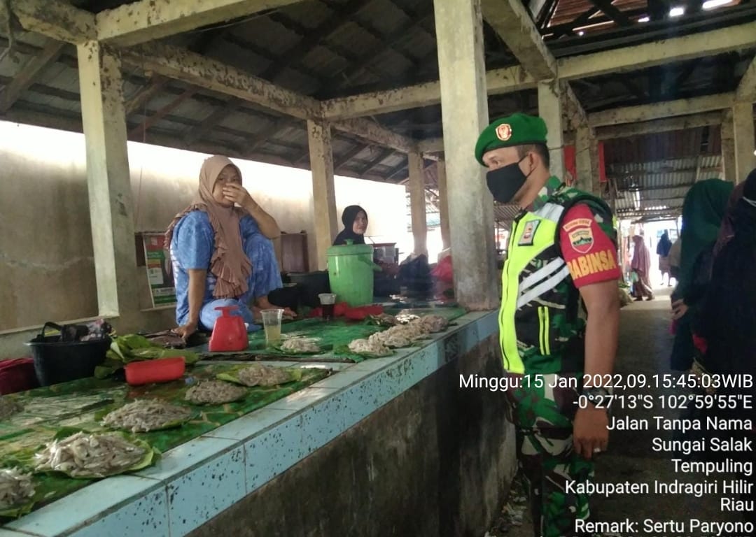 Keluar Masuk Pasar Babinsa Koramil 03/Tempuling Laksanakan Himbauan Protkes