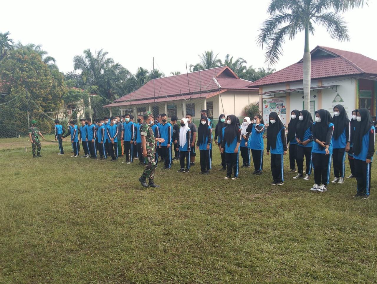 Babinsa Koramil 03/Tempuling Beri Pelatihan PBB Dan Wasbang Di SMKN 1 Kempas