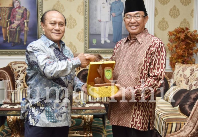 Bupati HM.Wardan menjamu makan malam Ketua Pengadilan Tinggi Riau. 