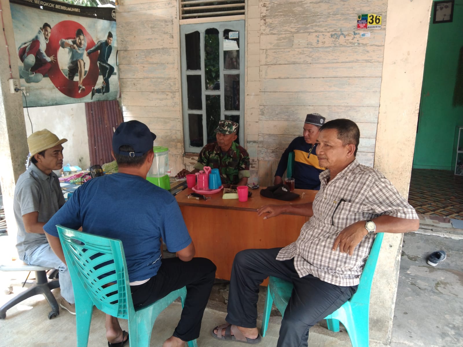 Dekatkan Diri Dengan Rakyat, Danramil 03/Tempuling Komsos Dengan Warga