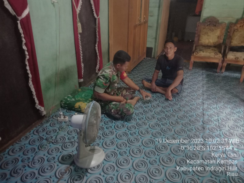 Babinsa 03/Tpl Kopda Suriadi Sambangi Kediaman Ketua RT Lakukan Komsos