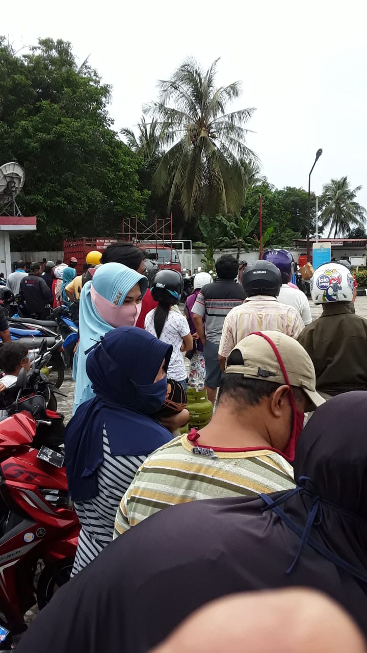 Sudah Hampir 2 Minggu Pemandangan Warga Mengantri LPG 3 Kg 'Hiasi' SPBU Tanjung Uban