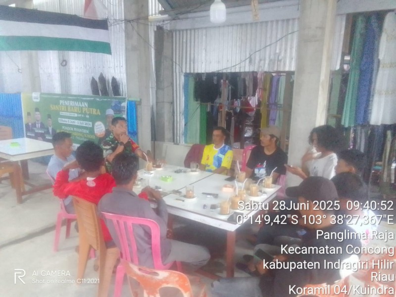 Babinsa Koramil 04/Kuindra Lakukan Komsos dengan Warga Desa Panglima Raja Perkuat Harmonisnya Hubungan