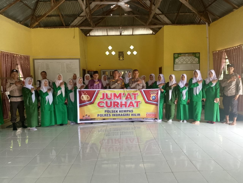 Kapolsek Kempas Gelar Jumat Curhat di Sekolah, Sampaikan Pesan Moral dan Himbauan Pilkada Damai