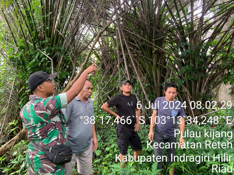 Babinsa Koramil 07/Reteh Giat Lakukan Patroli Karhutla Demi Kenyamanan di Lingkungan