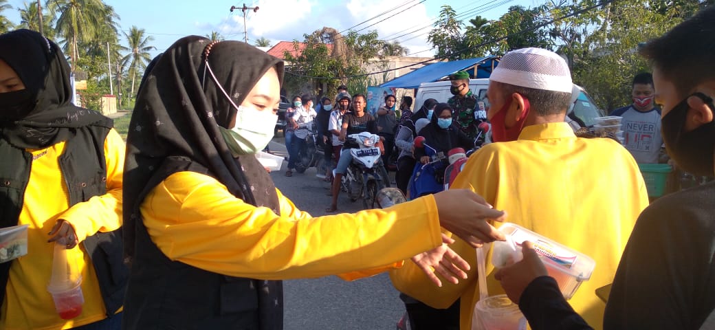 Bersama Dandim, Para Kartini Cantik YVB Berbagi Takjil Ramadhan