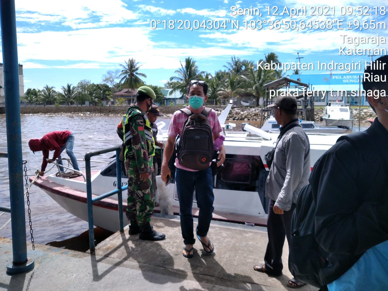 Babinsa Praka Fery Sinaga Pantau Aktifitas Warga di Pelabuhan Syahbandar Guntung