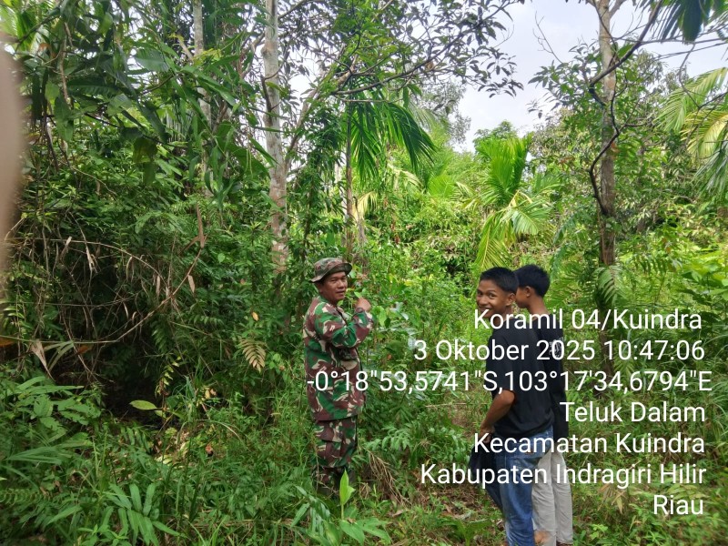 Babinsa Koramil 04/Kuindra Laksanakan Patroli Tapal Batas untuk Meningkatkan Kesadaran Masyarakat