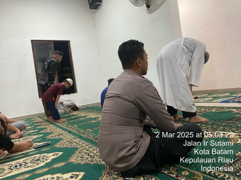 Polsek Sekupang Laksanakan Pengamanan Sholat Subuh Pertama Ramadhan di Masjid Al-Jama'ah