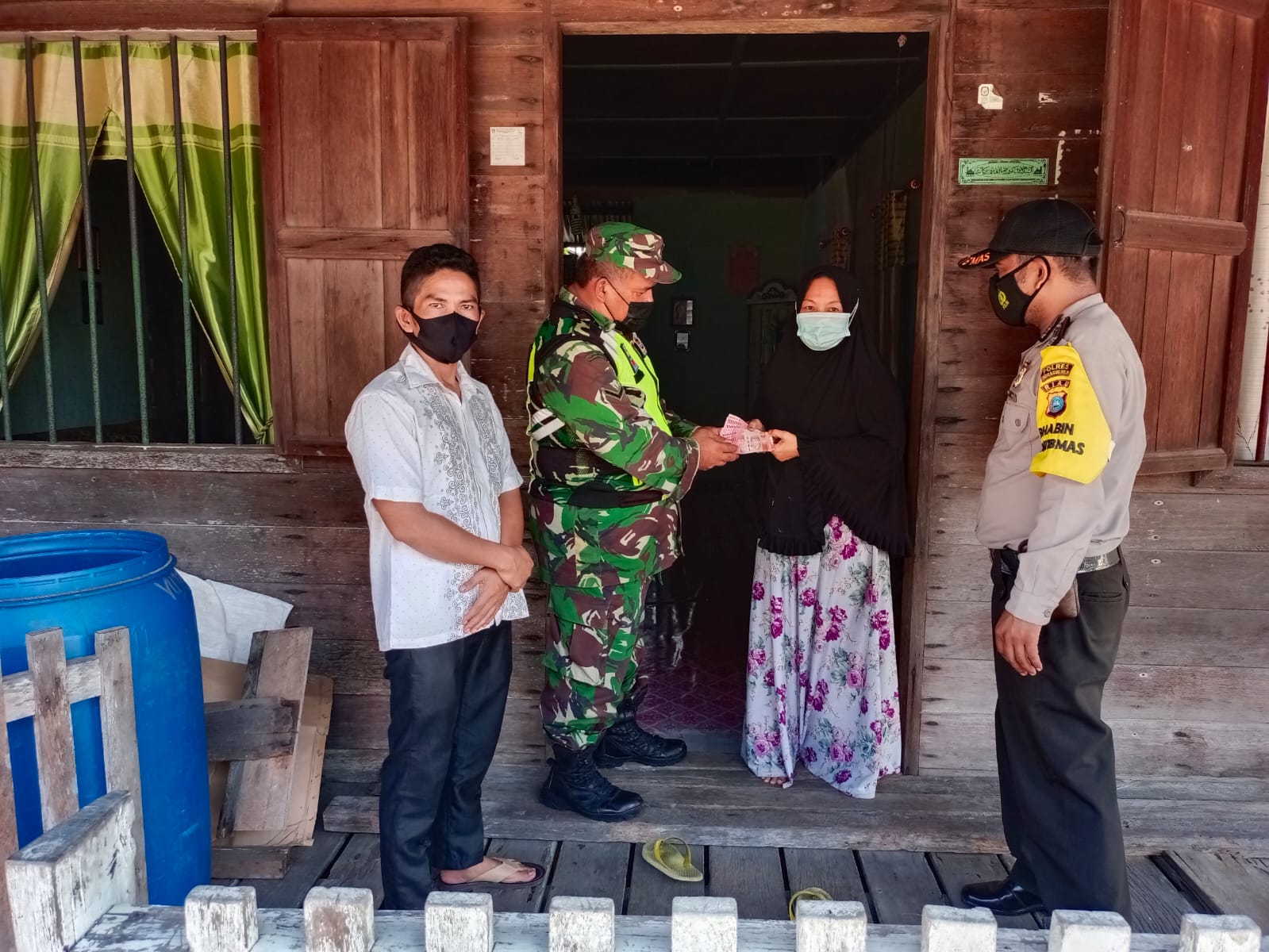 Babinsa Koramil 04/Kuindra dan Bhabinkamtibmas Dampingi Penyaluran BLT DD di Desa Perigi Raja