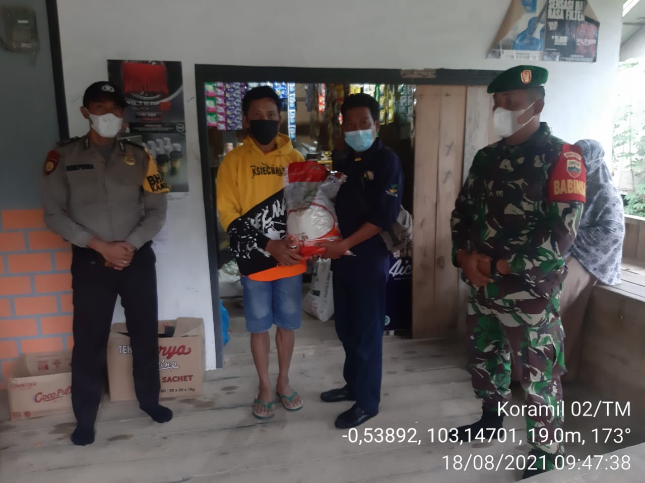 Babinsa 02/Tanah Merah Dampingi Penyaluran Bantuan untuk Warga di Pusaran Enok