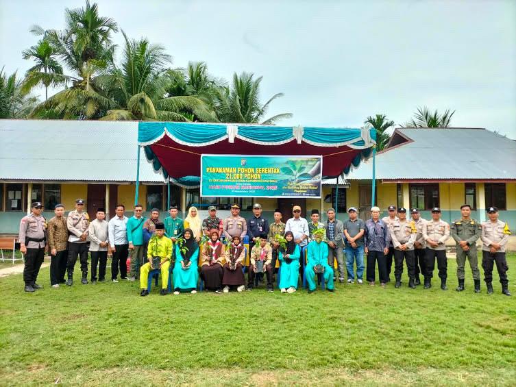 Polsek Batang Tuaka Laksanakan Penanaman Pohon Serentak dalam Rangka Hari Pohon Nasional 2025