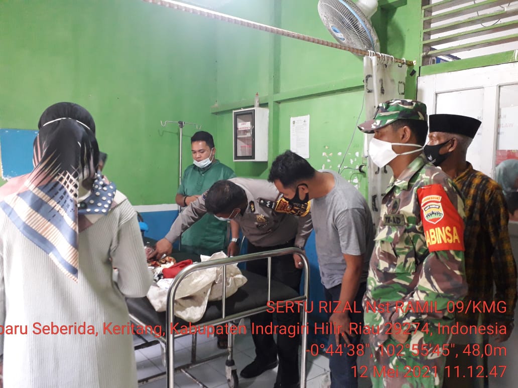 Babinsa Koramil 09/Kemuning Bantu Evakuasi Bayi Mungil Usia 1 Hari yang Ditemukan dalam Kantong Plas