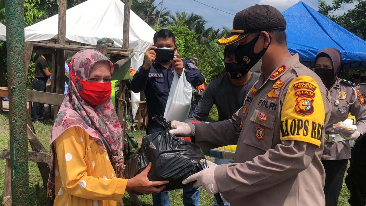 Polres Siak Bersama Satgas Covid - 19 Kabupaten Siak Gelar Kampanye Masif Pemakaian Masker di Tualan