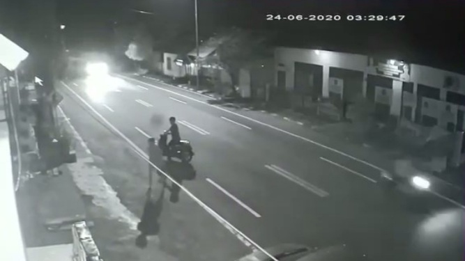 NGERI..! Kena Tertawakan Saat Jatuh Dari Motor, Pemuda Ini Bacok Tukang Becak Hingga Terkapar