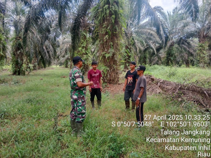 Patroli Karhutla: Secara Rutin Babinsa Koramil 09/KMG Berikan Himbauan